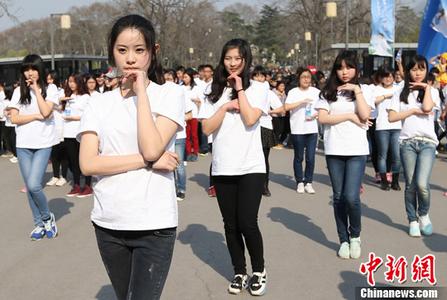 演员王姬做姥姥了！女婿是当红帅哥演员，亲家是央视名嘴